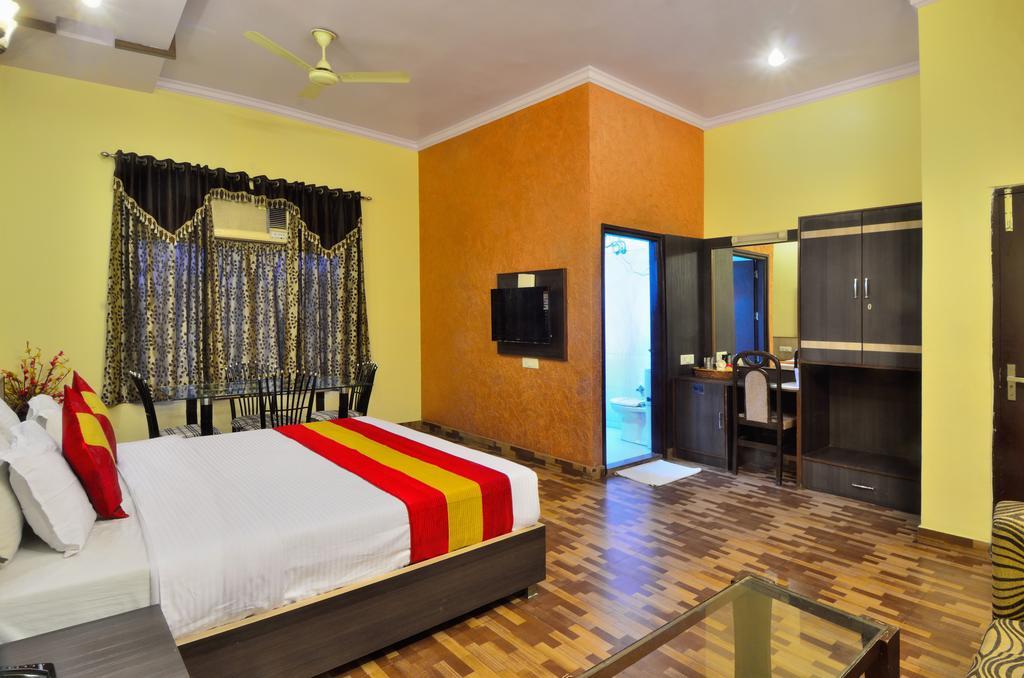 Hotel Roopa International Amritsar Exteriör bild