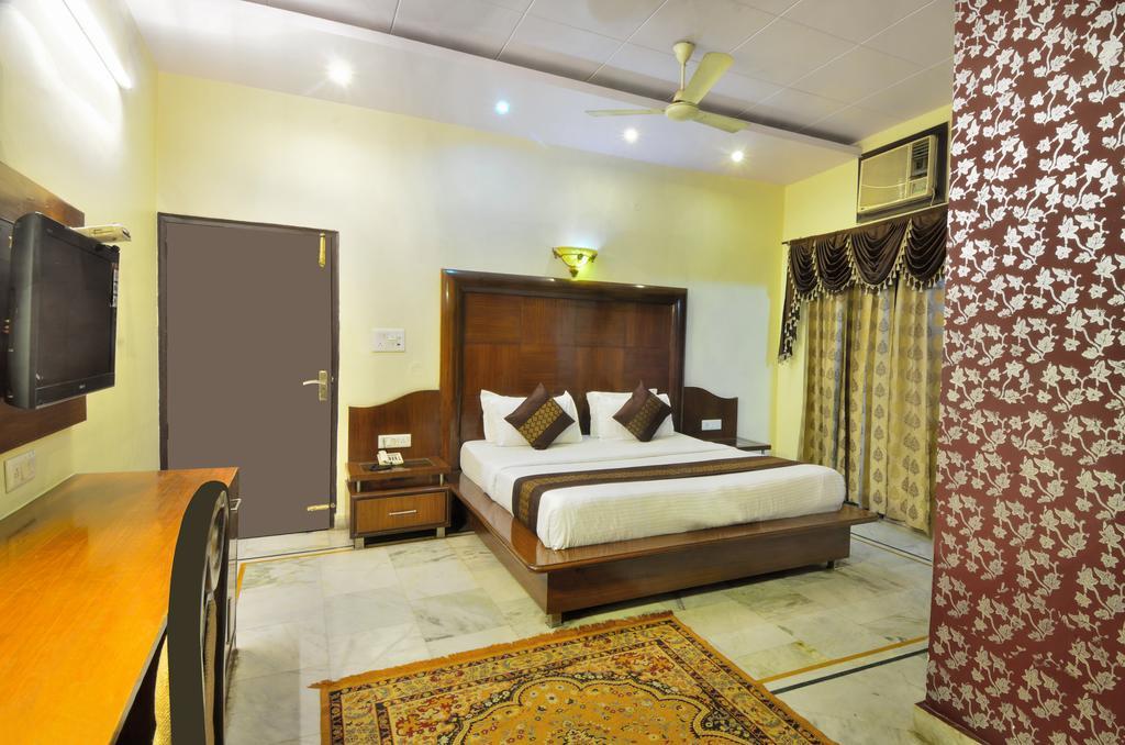Hotel Roopa International Amritsar Exteriör bild